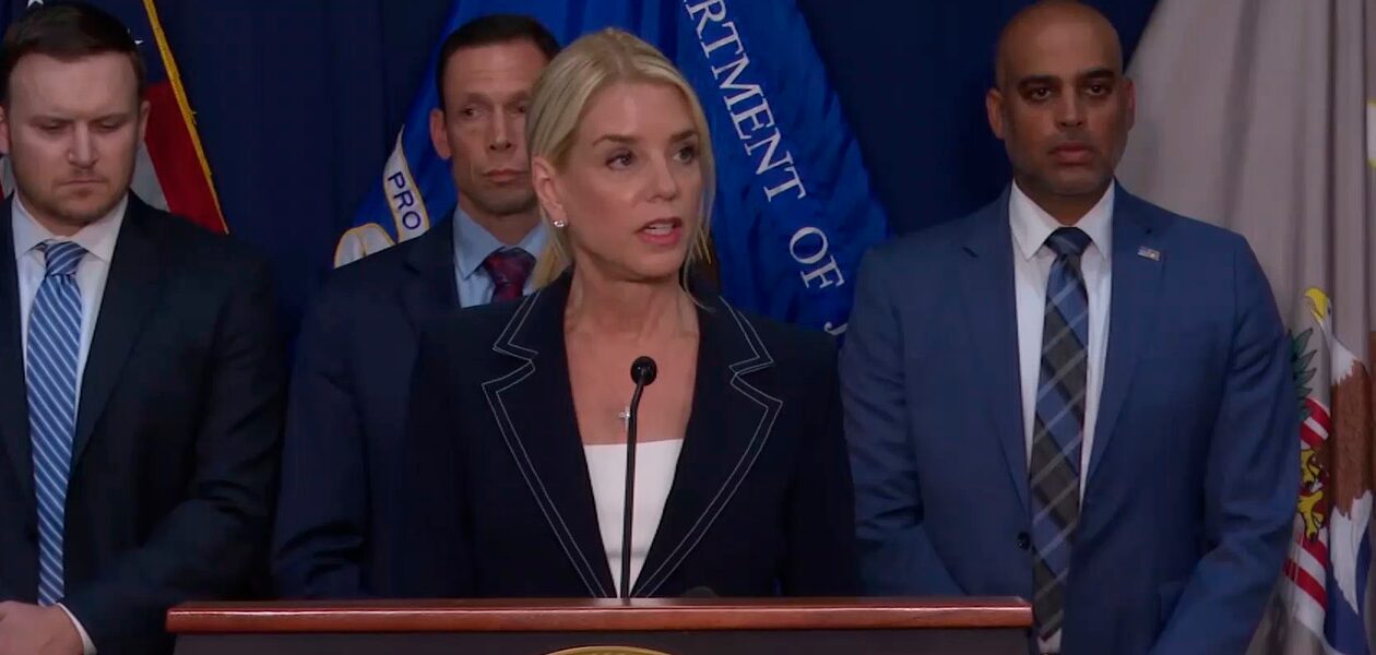 La fiscal general de Estados Unidos, Pam Bondi Fiscal, hablando sobre la aceptación de culpabilidad de Ismael "El Mayo" Zambada. Foto: JLMNoticias / Captura de Pantalla.