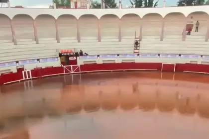Inundado, el ruedo de la plaza San Marcos tras la fuerte lluvia de este sábado en Aguascalientes, y que provocó la suspensión de la Corrida de la Vendimia. Foto: JLMNoticias.