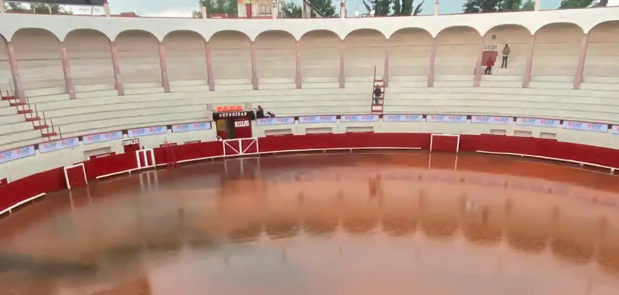 Inundado, el ruedo de la plaza San Marcos tras la fuerte lluvia de este sábado en Aguascalientes, y que provocó la suspensión de la Corrida de la Vendimia. Foto: JLMNoticias.