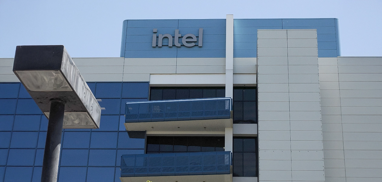 Sede corporativa de INTEL en Santa Clara, California, que a partir de ahora cuenta con Estados Unidos como su mayor accionista. Foto Archivo EFE