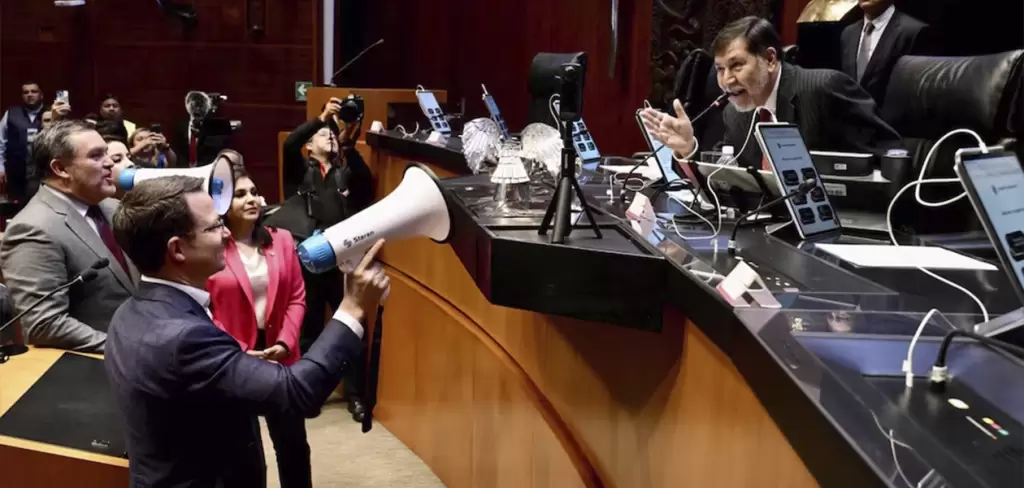 Sesion del 6 de julio presidida por Gerardo Fernandez Norona reventada por la oposicion. Foto Archivo Cuartoscuro