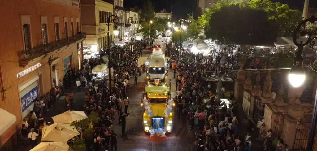 Transportistas desfilan en honor a la Virgen de la Asunción. Foto Alan Quirván