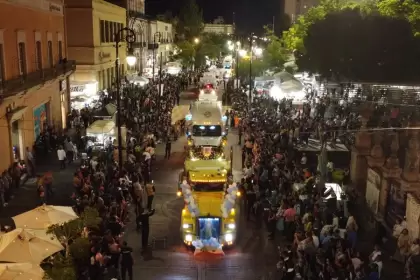Transportistas desfilan en honor a la Virgen de la Asunción. Foto Alan Quirván