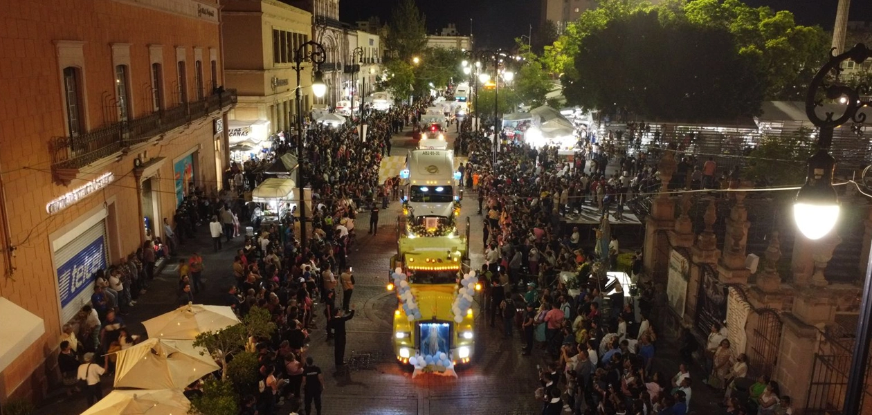 Transportistas desfilan en honor a la Virgen de la Asunción. Foto Alan Quirván