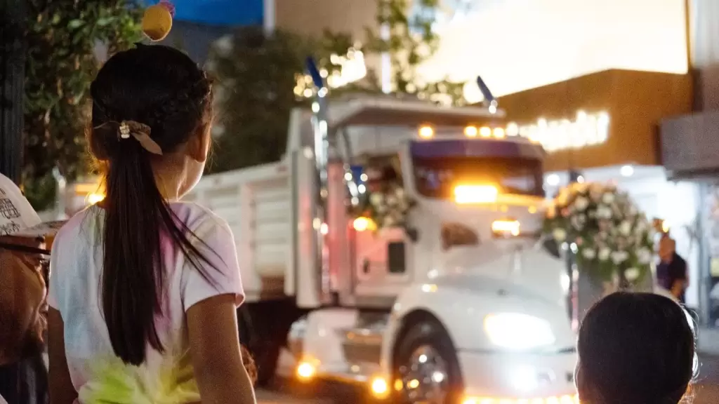 Un gran numero de ninos se concentraron en las principales calles para disfrutar del paso de los transportistas