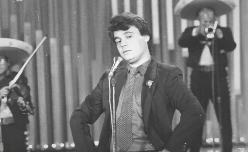 Un joven Juan Gabriel en los inicios de su carrera como compositor y cantante. Foto Captura de pantalla