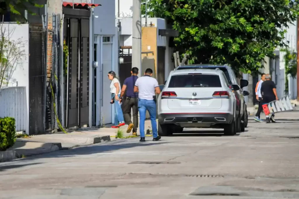 Una mujer arribo al lugar de los hechos al parecer se trata de la esposa del empresario ejecutado 1