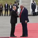 Vladímir Putin y Donald Trump a su llegada en la base aérea de Elmendorf-Richardson, a las afueras de Anchorage (Alaska) . Foto Kevin Lamarque (REUTERS)