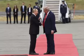 Vladímir Putin y Donald Trump a su llegada en la base aérea de Elmendorf-Richardson, a las afueras de Anchorage (Alaska) . Foto Kevin Lamarque (REUTERS)