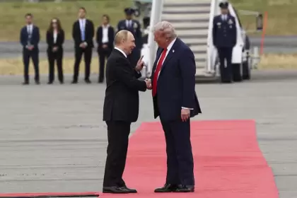 Vladímir Putin y Donald Trump a su llegada en la base aérea de Elmendorf-Richardson, a las afueras de Anchorage (Alaska) . Foto Kevin Lamarque (REUTERS)