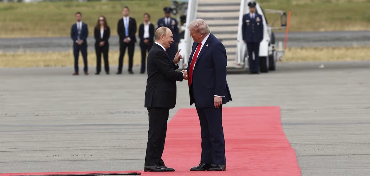 Vladímir Putin y Donald Trump a su llegada en la base aérea de Elmendorf-Richardson, a las afueras de Anchorage (Alaska) . Foto Kevin Lamarque (REUTERS)