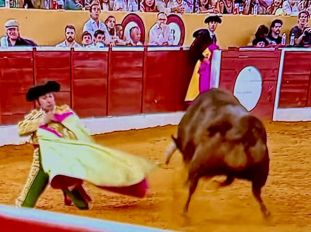 Tanto de capote cuanto de muleta el sevillano mostró sus intenciones.