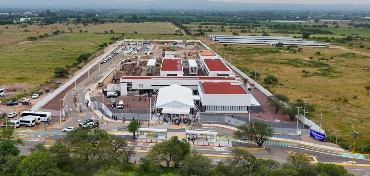 Tere Jiménez inaugura el Bachuaa Norte en Rincón de Romos, beneficiando a más de 2 mil jóvenes con educación media superior de calidad.