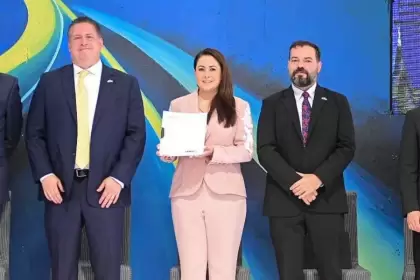 Con 426.8 millones de pesos, Tere Jiménez inaugura nueva línea de producción en Tenneco Aguascalientes, impulsando la industria automotriz y el empleo.