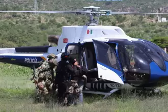 El helicóptero “Fuerza Uno” incrementó sus operaciones de patrullaje aéreo en los once municipios de Aguascalientes e incluso en zonas fuera de los límites estatales, informó Antonio Martínez Romo, secretario de Seguridad Pública del Estado (SSPE). El funcionario señaló que en materia de seguridad no existen fronteras. Apoyo estratégico desde el aire Martínez Romo resaltó que el Fuerza Uno es una herramienta fundamental para prevenir delitos y proteger a la ciudadanía, pues su presencia en el aire genera un impacto disuasivo y respalda de manera directa a los elementos en tierra durante persecuciones, operativos especiales y vigilancia estratégica. Capacidad equivalente a ocho patrullas El helicóptero opera como una plataforma de observación aérea con capacidad similar a la de más de ocho patrullas terrestres, con la ventaja de moverse sin obstáculos y responder con mayor rapidez. Misiones de rescate y evacuación Además de su función de vigilancia, el Fuerza Uno cumple un papel esencial en rescates y evacuaciones aeromédicas, reduciendo tiempos de traslado y aumentando las probabilidades de supervivencia en emergencias. Operación permanente El titular de la SSPE subrayó que la aeronave mantiene patrullajes constantes para reforzar la seguridad, atender situaciones de riesgo y brindar apoyo en emergencias en todo el estado.