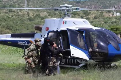 El helicóptero “Fuerza Uno” incrementó sus operaciones de patrullaje aéreo en los once municipios de Aguascalientes e incluso en zonas fuera de los límites estatales, informó Antonio Martínez Romo, secretario de Seguridad Pública del Estado (SSPE). El funcionario señaló que en materia de seguridad no existen fronteras. Apoyo estratégico desde el aire Martínez Romo resaltó que el Fuerza Uno es una herramienta fundamental para prevenir delitos y proteger a la ciudadanía, pues su presencia en el aire genera un impacto disuasivo y respalda de manera directa a los elementos en tierra durante persecuciones, operativos especiales y vigilancia estratégica. Capacidad equivalente a ocho patrullas El helicóptero opera como una plataforma de observación aérea con capacidad similar a la de más de ocho patrullas terrestres, con la ventaja de moverse sin obstáculos y responder con mayor rapidez. Misiones de rescate y evacuación Además de su función de vigilancia, el Fuerza Uno cumple un papel esencial en rescates y evacuaciones aeromédicas, reduciendo tiempos de traslado y aumentando las probabilidades de supervivencia en emergencias. Operación permanente El titular de la SSPE subrayó que la aeronave mantiene patrullajes constantes para reforzar la seguridad, atender situaciones de riesgo y brindar apoyo en emergencias en todo el estado.