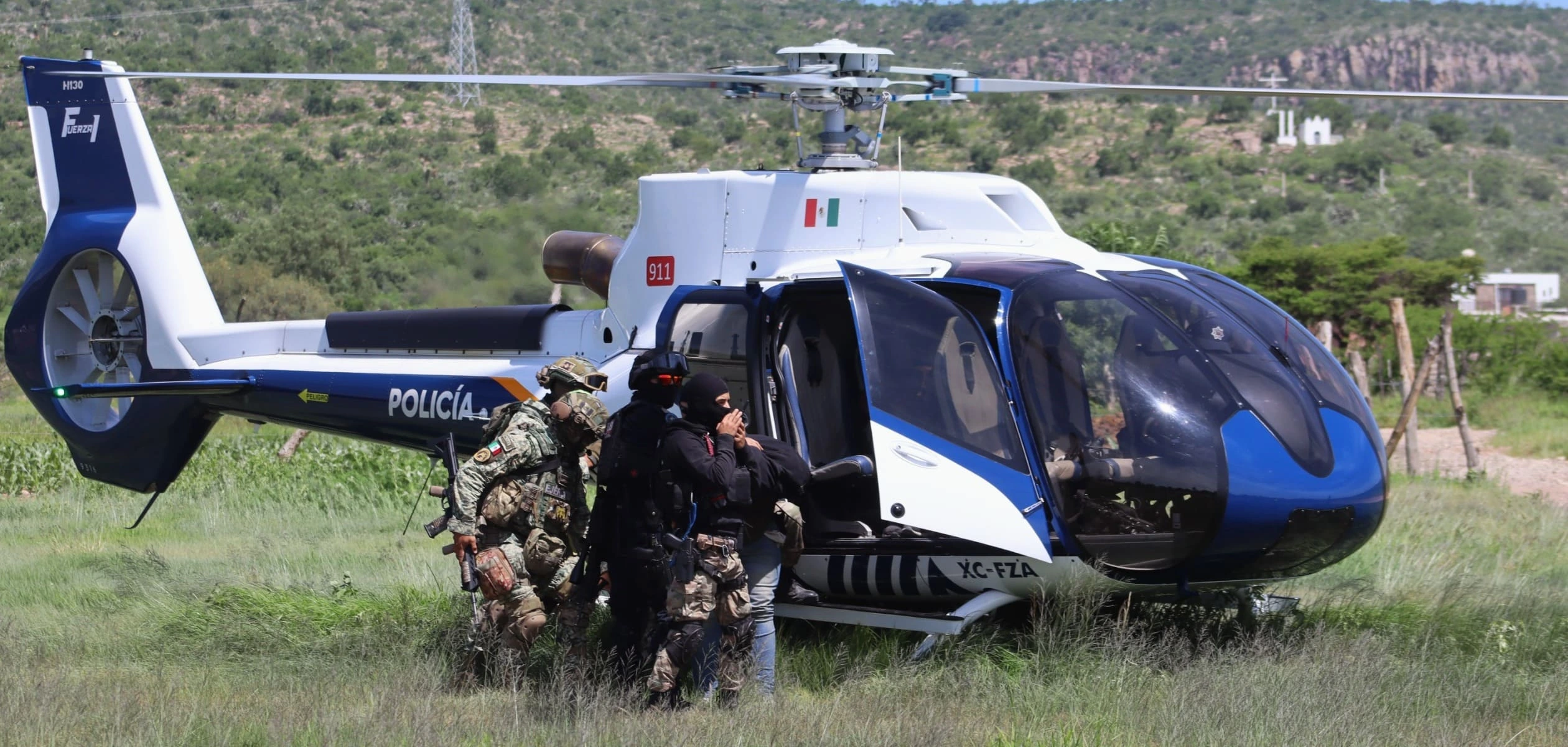 El helicóptero “Fuerza Uno” incrementó sus operaciones de patrullaje aéreo en los once municipios de Aguascalientes e incluso en zonas fuera de los límites estatales, informó Antonio Martínez Romo, secretario de Seguridad Pública del Estado (SSPE). El funcionario señaló que en materia de seguridad no existen fronteras. Apoyo estratégico desde el aire Martínez Romo resaltó que el Fuerza Uno es una herramienta fundamental para prevenir delitos y proteger a la ciudadanía, pues su presencia en el aire genera un impacto disuasivo y respalda de manera directa a los elementos en tierra durante persecuciones, operativos especiales y vigilancia estratégica. Capacidad equivalente a ocho patrullas El helicóptero opera como una plataforma de observación aérea con capacidad similar a la de más de ocho patrullas terrestres, con la ventaja de moverse sin obstáculos y responder con mayor rapidez. Misiones de rescate y evacuación Además de su función de vigilancia, el Fuerza Uno cumple un papel esencial en rescates y evacuaciones aeromédicas, reduciendo tiempos de traslado y aumentando las probabilidades de supervivencia en emergencias. Operación permanente El titular de la SSPE subrayó que la aeronave mantiene patrullajes constantes para reforzar la seguridad, atender situaciones de riesgo y brindar apoyo en emergencias en todo el estado.