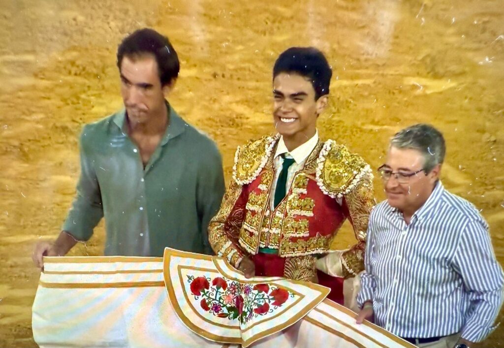 La cara del novillero mexicano lo dice todo. Y no era para menos. Recibió de manos del matador español Jiménez Fortes el capote de paseo al triunfador.