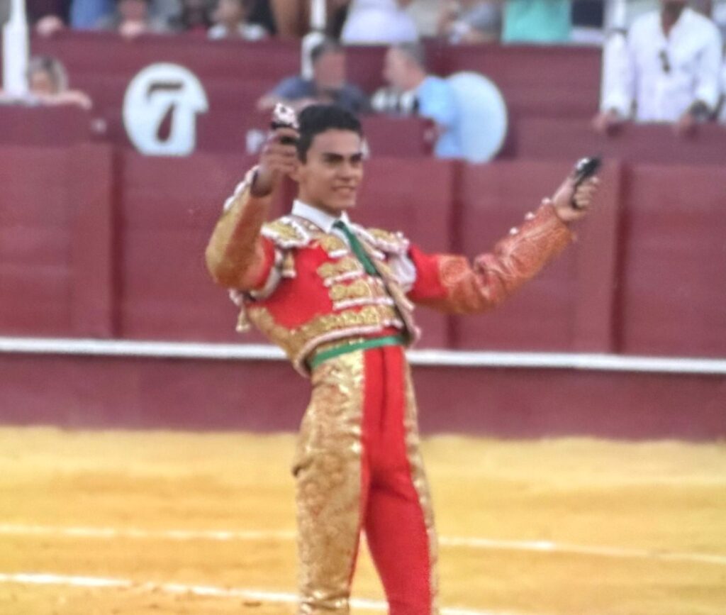 La cara del novillero mexicano lo dice todo. Y no era para menos. Recibió de manos del matador español Jiménez Fortes el capote de paseo al triunfador.