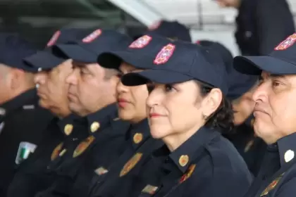 En el Día del Bombero, Aguascalientes entregó reconocimientos, incentivos y nuevo equipo al H. Cuerpo de Bomberos, destacando su valentía y compromiso.