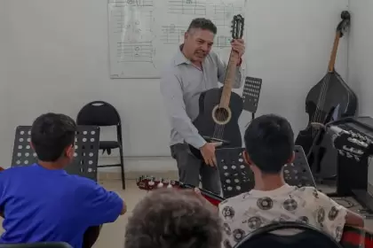 Casa del Adolescente abre inscripciones para talleres gratuitos 2025-2026 de arte, música, idiomas y más; clases inician el 1.º de septiembre.