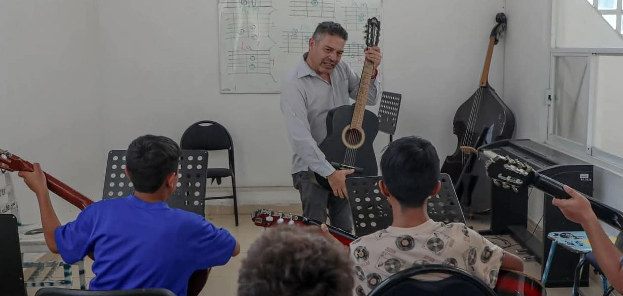Casa del Adolescente abre inscripciones para talleres gratuitos 2025-2026 de arte, música, idiomas y más; clases inician el 1.º de septiembre.