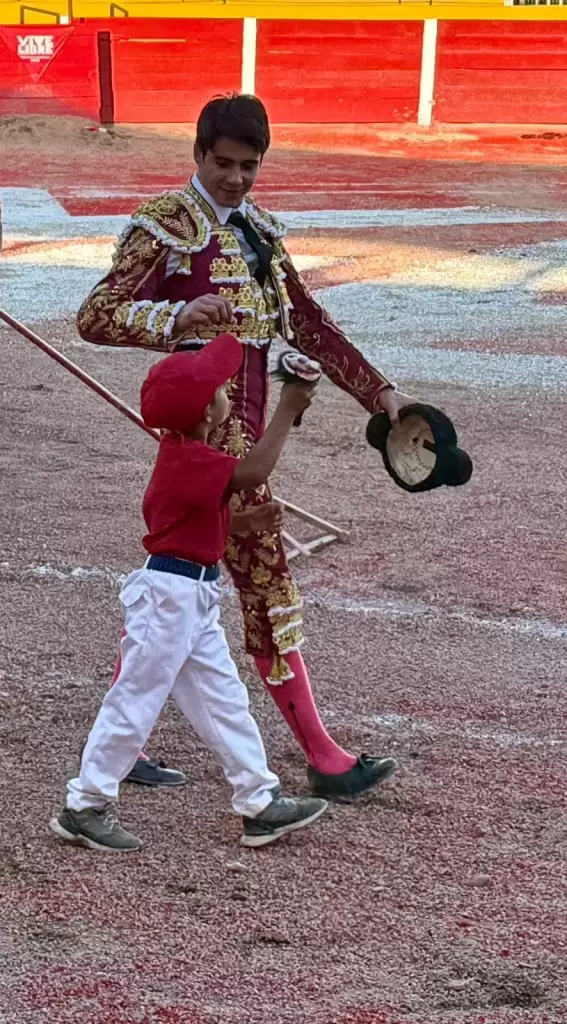 Ximelis compartio la oreja que le habian concedido con el nino Emiliano Andrade de seis anos que con su tierna seriedad aparecio hoy vestido de mini Monosabio