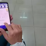 Persona utilizando la app YoVoy StopBus. YoVoy se actualiza. Foto: JLMNoticias / Gobierno del Estado de Aguascalientes / Coordinación General de Movilidad.