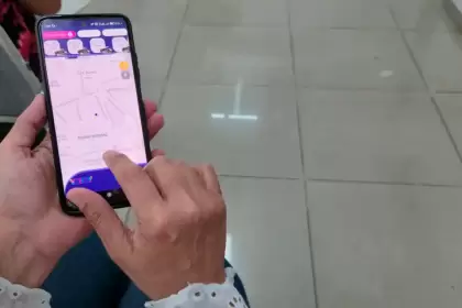 Persona utilizando la app YoVoy StopBus. YoVoy se actualiza. Foto: JLMNoticias / Gobierno del Estado de Aguascalientes / Coordinación General de Movilidad.