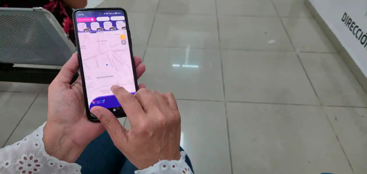 Persona utilizando la app YoVoy StopBus. YoVoy se actualiza. Foto: JLMNoticias / Gobierno del Estado de Aguascalientes / Coordinación General de Movilidad.