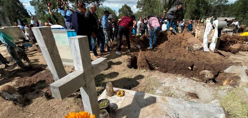 A un costado de la tumba de su madre descansará el ganandero tlaxcalteca.