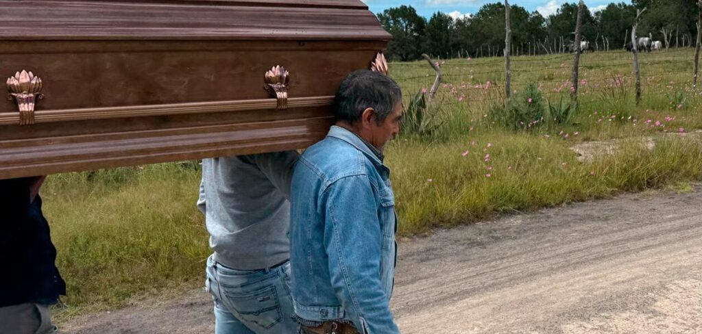 Al fondo de uno de los potreros, sus toros veían pasar el largo cortejo fúnebre encabezado por su criador.