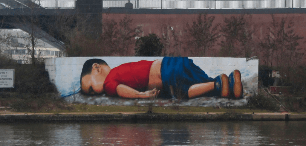 Un graffiti de la fotografía de Alan Kurdi. Se cumplen diez años del hallazgo de Alan Kurdi, imagen que le dio la vuelta al mundo. Foto: JLMNoticias / Especial / Plenz / Wikicommons.