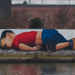 Un graffiti de la fotografía de Alan Kurdi. Se cumplen diez años del hallazgo de Alan Kurdi, imagen que le dio la vuelta al mundo. Foto: JLMNoticias / Especial / Plenz / Wikicommons.