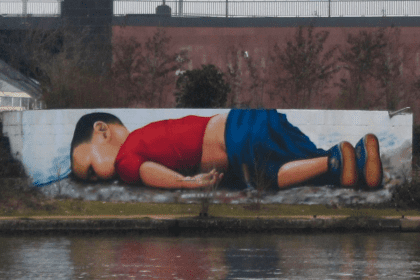 Un graffiti de la fotografía de Alan Kurdi. Se cumplen diez años del hallazgo de Alan Kurdi, imagen que le dio la vuelta al mundo. Foto: JLMNoticias / Especial / Plenz / Wikicommons.