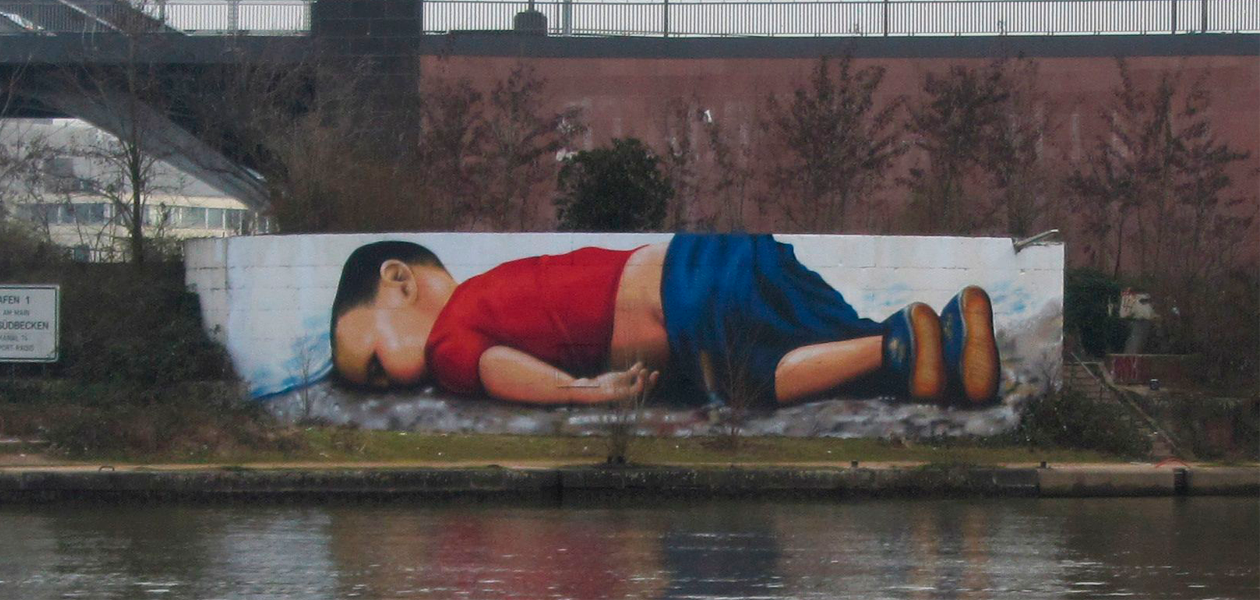 Un graffiti de la fotografía de Alan Kurdi. Se cumplen diez años del hallazgo de Alan Kurdi, imagen que le dio la vuelta al mundo. Foto: JLMNoticias / Especial / Plenz / Wikicommons.