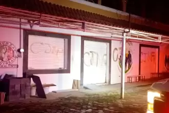 Imagen del anexo en Jesús María durante la atención de los bomberos. Se aprecian las pintas del Cártel Jalisco Nueva Generación. Foto: JLMNoticias / Especial.