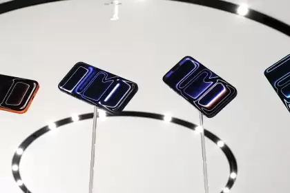 El nuevo iPhone 17 Pro de Apple, exhibido en el evento de lanzamiento de productos de Apple en el campus de Apple Park en Cupertino, California. Foto de JLMNoticias / EFE/EPA/JOHN G. MABANGLO.