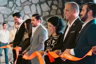 Autoridades de Grupo Plusvalterra, acompañados por el secretario de Gobierno, Antonio Arámbula López, en el corte de listón inaugural de Váltica Departamentos. Foto JLMNoticias