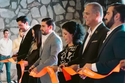 Autoridades de Grupo Plusvalterra, acompañados por el secretario de Gobierno, Antonio Arámbula López, en el corte de listón inaugural de Váltica Departamentos. Foto JLMNoticias