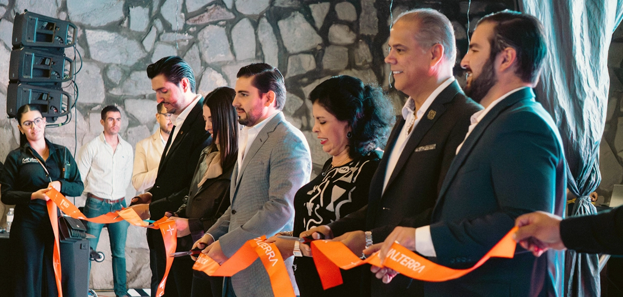 Autoridades de Grupo Plusvalterra, acompañados por el secretario de Gobierno, Antonio Arámbula López, en el corte de listón inaugural de Váltica Departamentos. Foto JLMNoticias