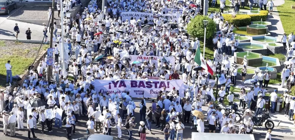 Ayer cientos de manifestantes salieron a las calles para exigir paz al gobierno de Sinaloa gobernado por Ruben Rocha Moya