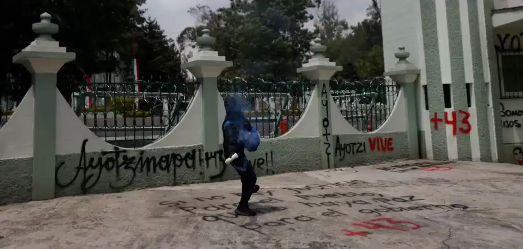 Manifestante arrojando bombas molotov durante una protesta por el Caso Ayotzinapa. Se cumplen 11 años del Caso Ayotzinapa, en medio de impunidad. Foto: JLMNoticias / Especial / Archivo El Universal.