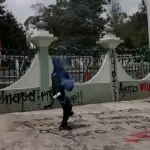 Manifestante arrojando bombas molotov durante una protesta por el Caso Ayotzinapa. Se cumplen 11 años del Caso Ayotzinapa, en medio de impunidad. Foto: JLMNoticias / Especial / Archivo El Universal.