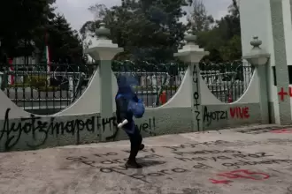 Manifestante arrojando bombas molotov durante una protesta por el Caso Ayotzinapa. Se cumplen 11 años del Caso Ayotzinapa, en medio de impunidad. Foto: JLMNoticias / Especial / Archivo El Universal.