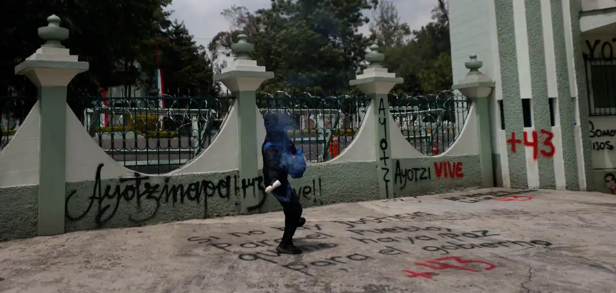 Manifestante arrojando bombas molotov durante una protesta por el Caso Ayotzinapa. Se cumplen 11 años del Caso Ayotzinapa, en medio de impunidad. Foto: JLMNoticias / Especial / Archivo El Universal.