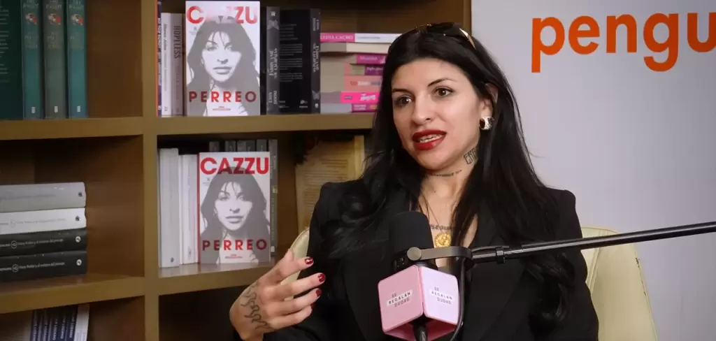 Cazzu en el pódcast Se regalan Dudas, confesó que Nodal no ha firmado el permiso de Inti para viajar con ella. Foto Captura de pantalla