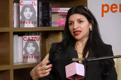 Cazzu en el pódcast Se regalan Dudas, confesó que Nodal no ha firmado el permiso de Inti para viajar con ella. Foto Captura de pantalla