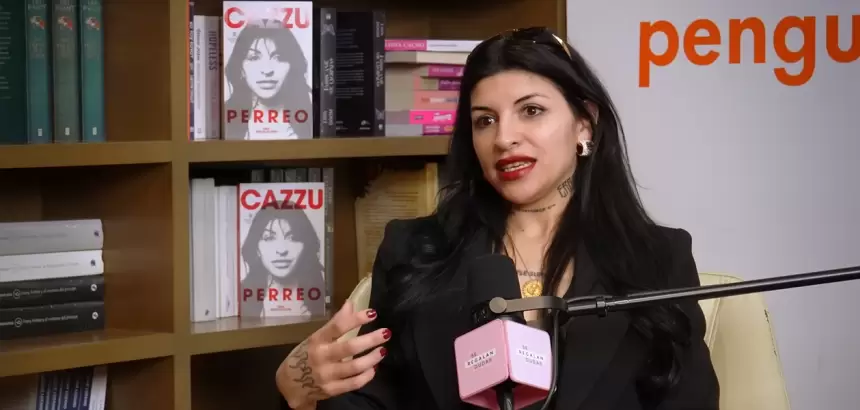 Cazzu en el pódcast Se regalan Dudas, confesó que Nodal no ha firmado el permiso de Inti para viajar con ella. Foto Captura de pantalla