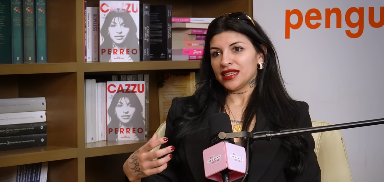 Cazzu en el pódcast Se regalan Dudas, confesó que Nodal no ha firmado el permiso de Inti para viajar con ella. Foto Captura de pantalla